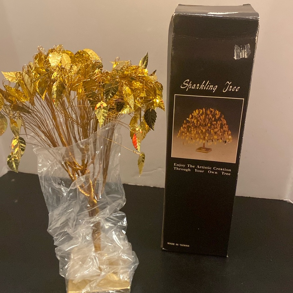 Sparkling Tree Homogeneous effect by artistic creation through your own tree